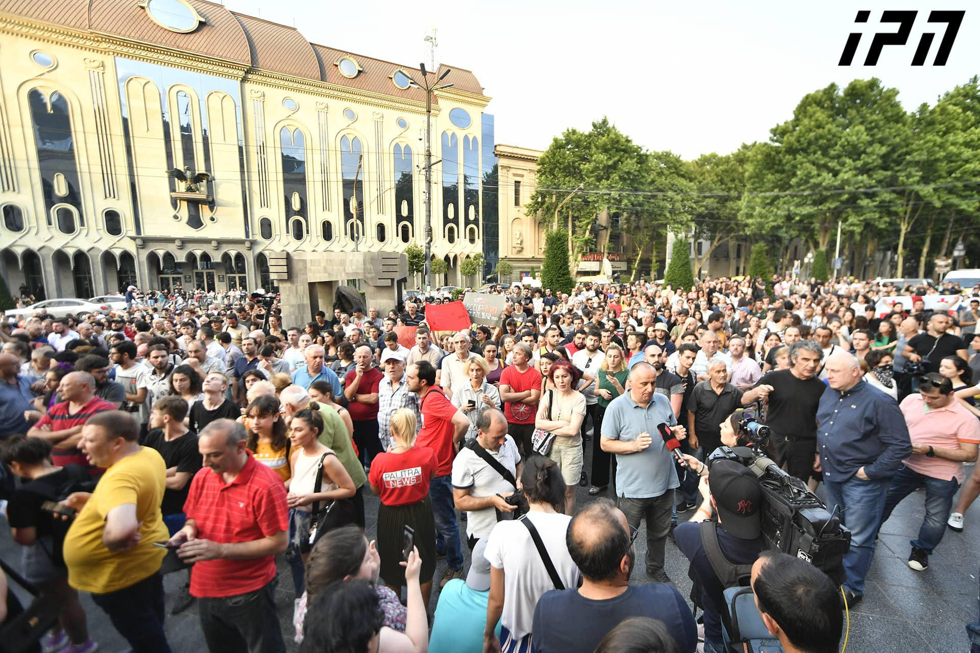 Demonstration resumed in front of Parliament building